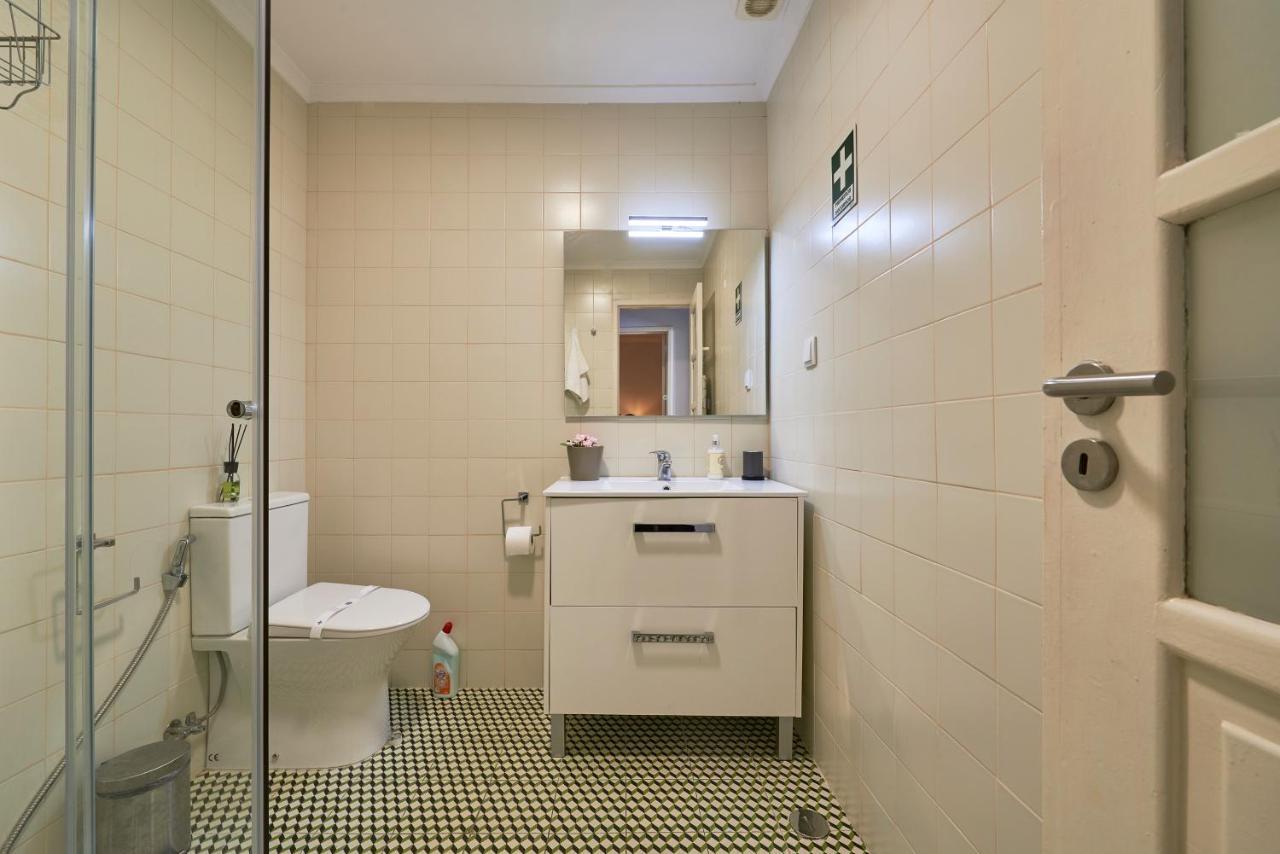 Aesthetic Riverview Apartment In Historical Lisbon Exterior photo